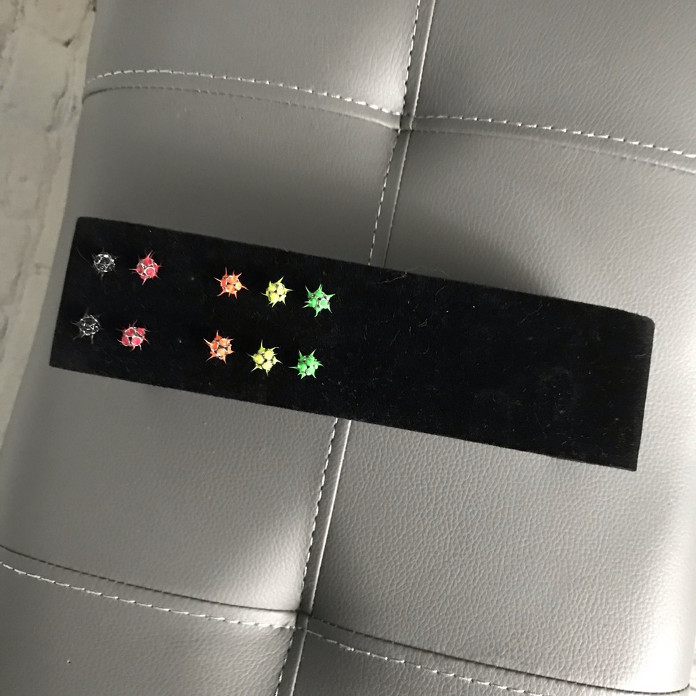 Set of 5 stud earrings
